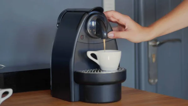 Preparare caffè capsula compostabile con macchina da caffè Nespresso. Immagine jpg di alta qualità. Foto Stock