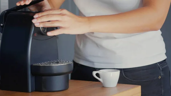 Beyaz kadınlar Nespresso kahve makinesine özel kapsüllü kahve yüklüyorlar. Yüksek kaliteli jpg fotoğrafı - Stok İmaj