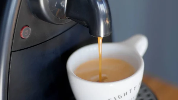 カプセルコーヒーマシンでコーヒーを醸造。有機堆肥化エスプレッソカプセル。クローズアップ写真 ストック画像