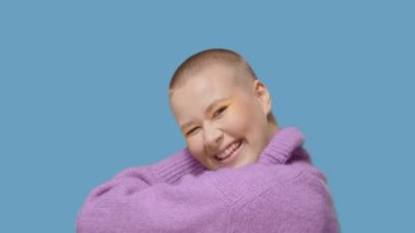 Stüdyo fotoğrafında cesur beyaz model.