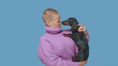 Stüdyo fotoğrafında cesur beyaz model.