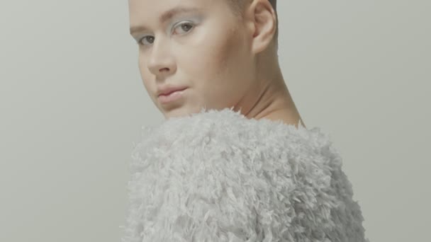 Смілива кавказька красива дівчина модель в білому одязі студії позу для легкого відео-портрета — стокове відео
