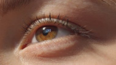 Genç kadın gözlerini açıp kapayarak yukarı bakıyor. Makro yakın plan göz kırpması. Yavaş Hareket yüksek kaliteli video. 