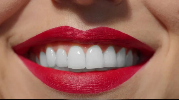 Extremo close up retrato de lábios femininos com batom vermelho, dentes brancos de cristal, sorrindo. Foto de alta qualidade — Fotografia de Stock