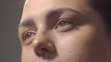 Gözlerini kapat ve göz kırp. Kafkasyalı kadın kameraya bakıyor. Yavaş Hareket düşük açı, yüksek kalite görüntü. 