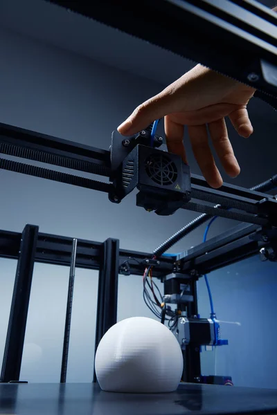 3D-Drucker Prototyp-Produktion. Befestigung des Ventilators per Hand zwischen Drähten in technischer Umgebung. Vertikal hochqualitatives Studiobild nach oben. Stockfoto