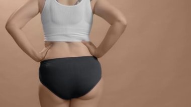 Aşırı kilolu beyaz kadın, aşırı yağ sıkıyor. Obez sorunu. Diyet konsepti hala stüdyo videosu çekiyor.