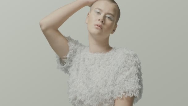 Negrita caucásica hermosa modelo femenina en blanco ropa estudio pose para la luz video retrato — Vídeo de stock