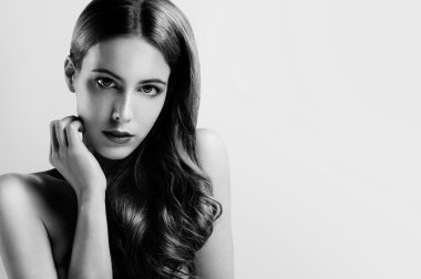 Boynundaki el ile muhteşem bir kadın