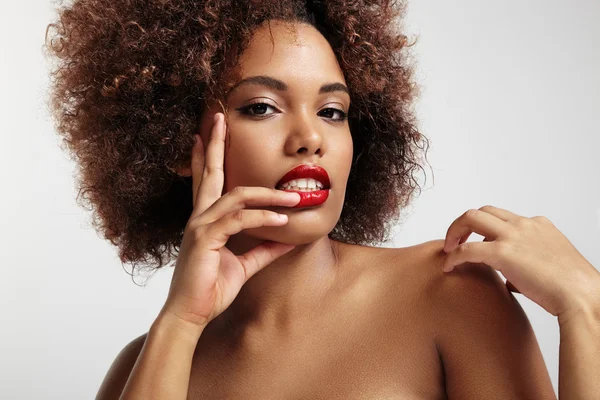 Donna con labbra rosse e capelli afro — Foto Stock