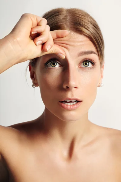 Frau mit Falten auf der Stirn — Stockfoto