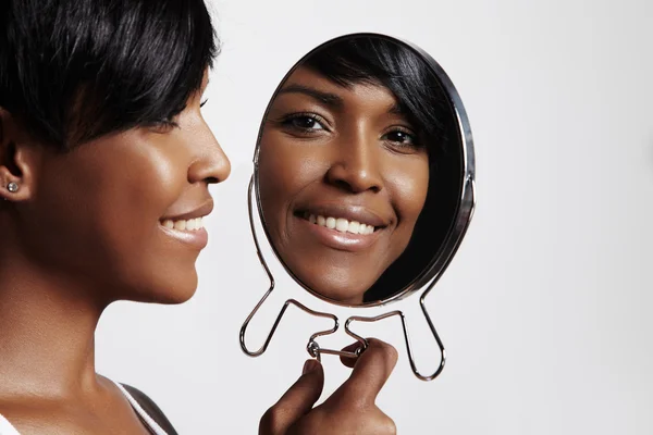 Black woman with mirror — Stock Photo, Image