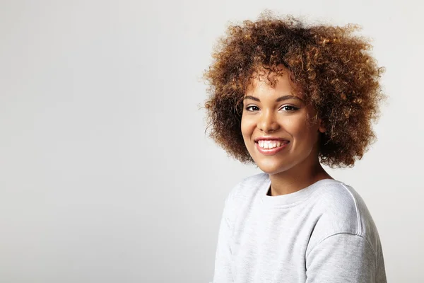 Frau trägt Sweatshirt — Stockfoto