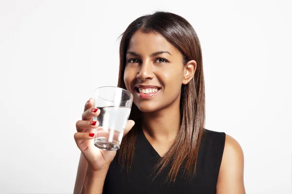 Frau trinkt Wasser — Stockfoto