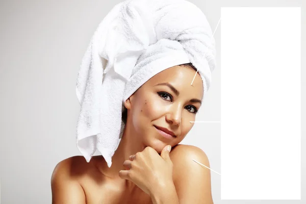 Femme avec serviette de bain sur la tête — Photo
