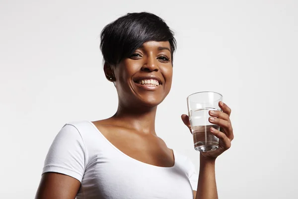 Vrouw die water drinkt — Stockfoto