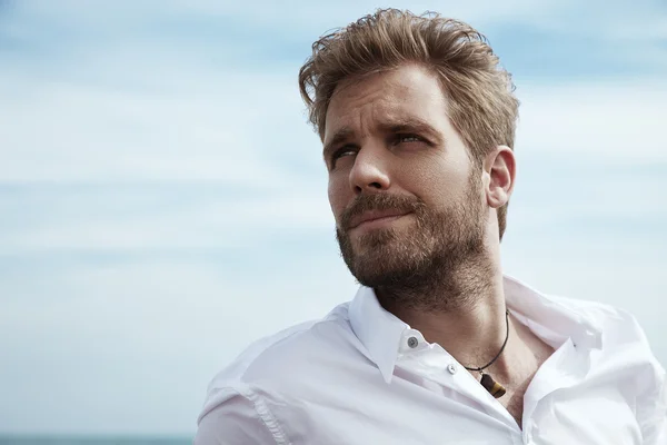 Handsome man on beach — Stock Photo, Image