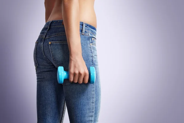 Woman holding dumbbell — Stock Photo, Image