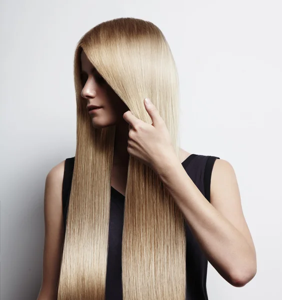 Mujer con pelo largo y liso — Foto de Stock