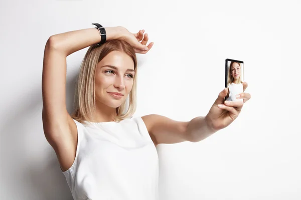 Vrouw maakt selfie — Stockfoto