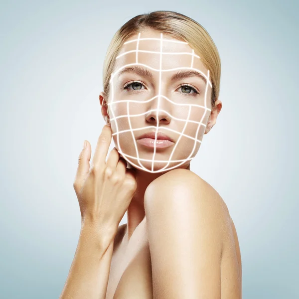 Femme avec des lignes 3D sur le visage — Photo