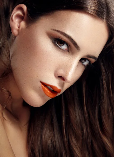 Frau mit orangefarbenen Lippen — Stockfoto