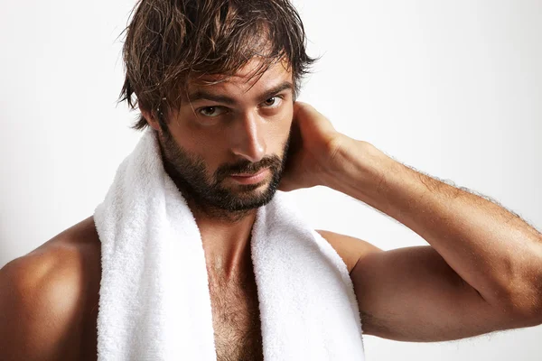 Hombre guapo con toalla —  Fotos de Stock