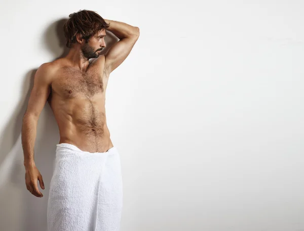 Άνθρωπος σε πετσέτα — Φωτογραφία Αρχείου
