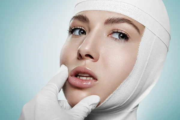 Mujer con cabeza vendada — Foto de Stock