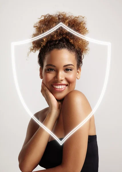 Woman behind shield — Stock Photo, Image