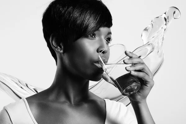 Woman drinking water — Stock Photo, Image