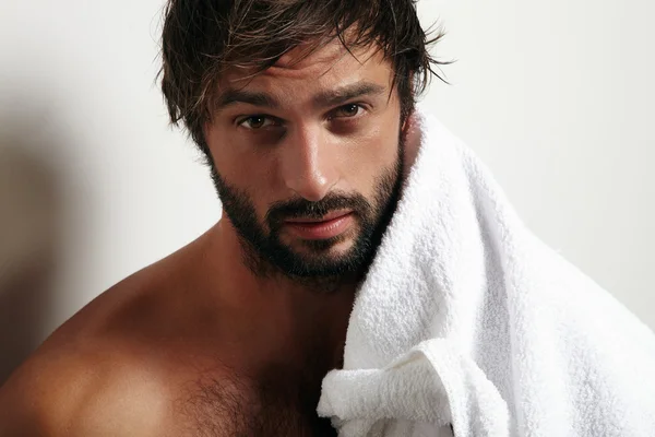 Schöner Mann mit Handtuch — Stockfoto