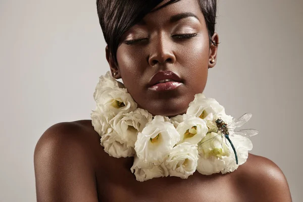 Kvinna med blommor på halsen — Stockfoto