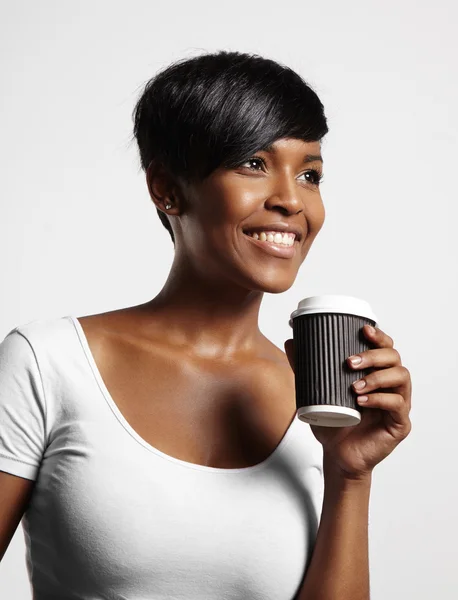 ผู้หญิงกับถ้วยกาแฟ — ภาพถ่ายสต็อก