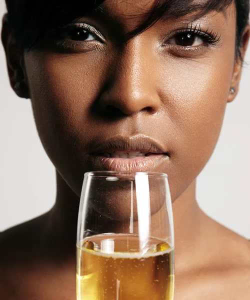 Femme buvant du verre de champagne — Photo