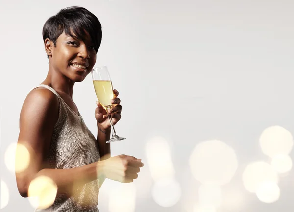 Frau mit Glas Champagner — Stockfoto