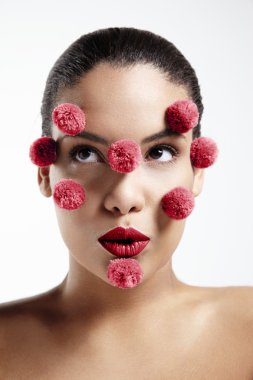 Kadının yüzünde yuvarlak taşlarla