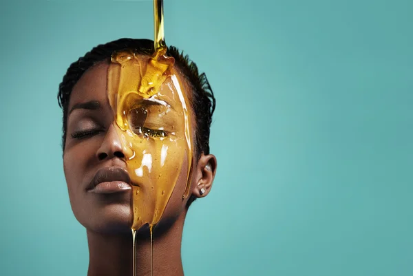 Mujer con miel en la cara —  Fotos de Stock