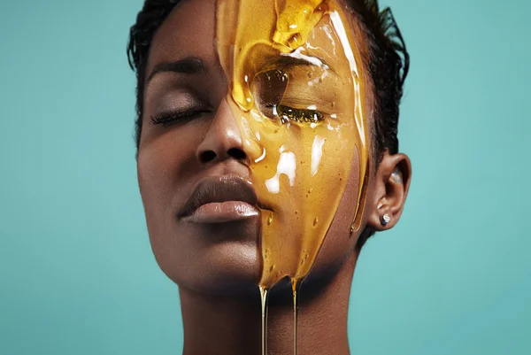 Женщина с медом на лице — стоковое фото