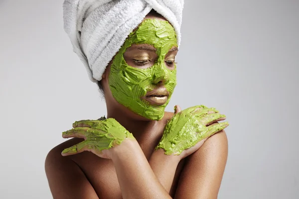 Femme avec masque facial — Photo