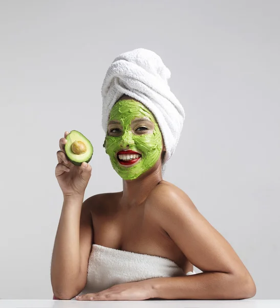 Kvinna med avokado ansiktsmask — Stockfoto