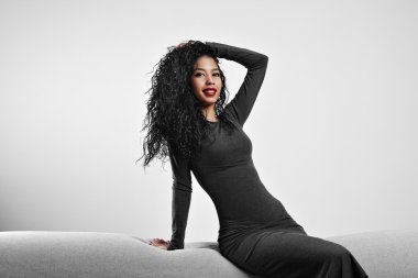 Kanepede oturan kadın.