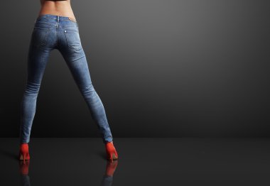 Woman wearing skinny jeans