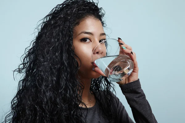 Frau trinkt Wasser — Stockfoto