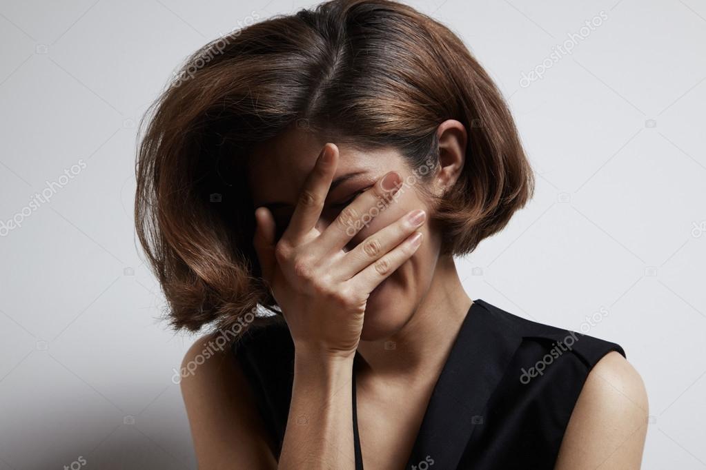 девушка прикрывает лицо. женщина закрывает лицо руками. девушка прикрывает лицо рукой. девушка закрыла глаза. девушка закрывает лицо.