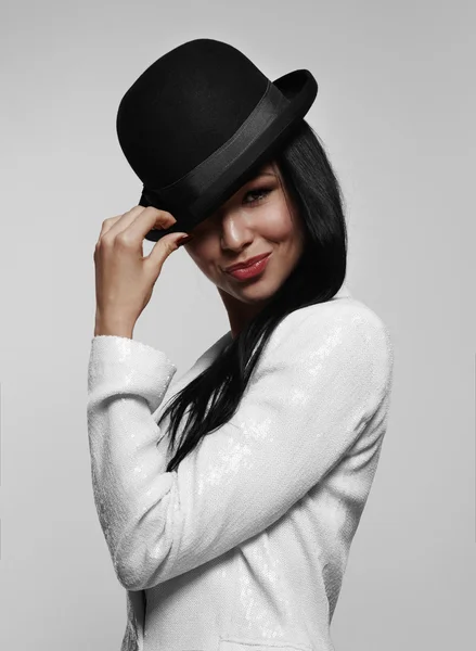 Kadın giyiyor şapka — Stok fotoğraf