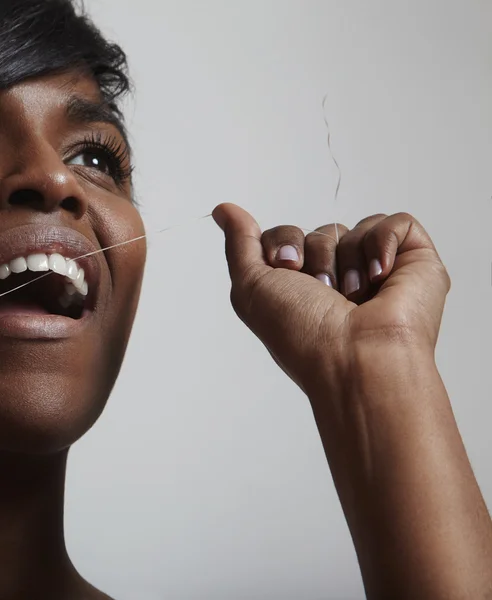 Woman cleaning teeth with dental floss — Stock Photo, Image