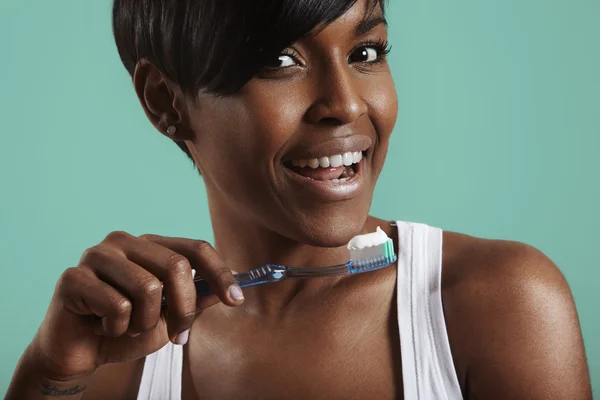 Mulher segurando escova de dentes com pasta de dentes — Fotografia de Stock