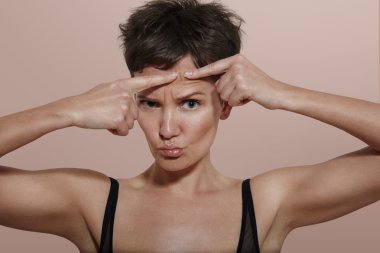 kadın sıkma sivilce