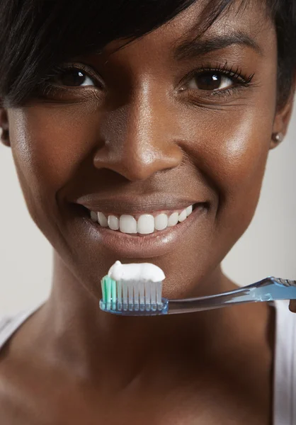 Woman holding teeth brush with toothpaste — Stock Photo, Image